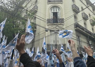 La Cámpora movilizó a la casa de Cristina Kirchner en el Día de la Lealtad Peronista y clamó por una candidatura de la exmandataria