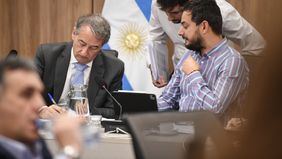 Nicolás Mayoraz y Álvaro Martínez (LLA), durante el plenario de comisiones por DNU.&nbsp;