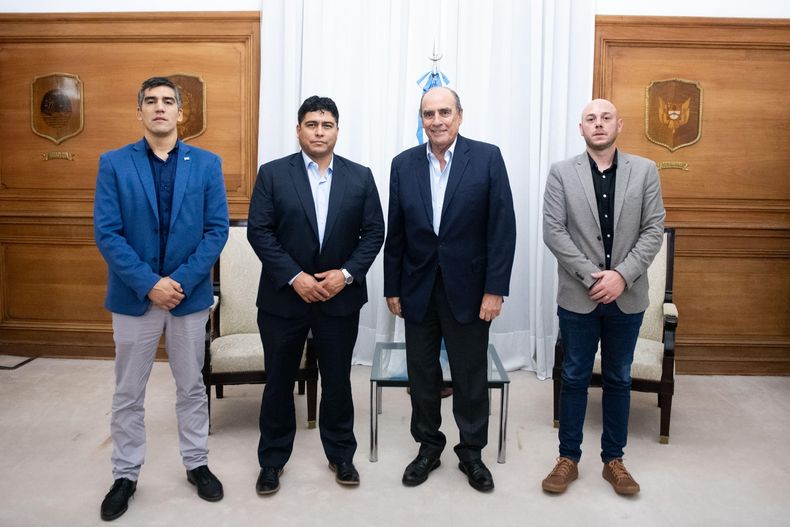 Claudio Vidal y Guillermo Francos junto a los dos intendentes de UxP de la Cuenca Carbonífera de Santa Cruz.