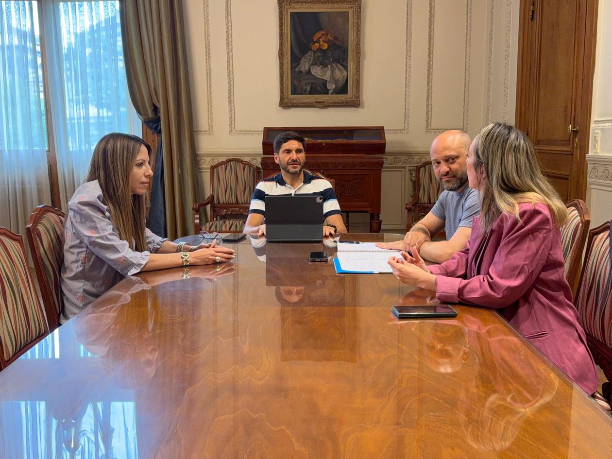 Maximiliano Pullaro anunció el recambio de gabinete con Anahí Rodríguez, Gustavo Puccini y Renata Ghilotti en su despacho.