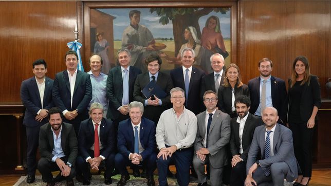 Javier Milei, Toto Caputo y Los Picantes del equipo económico libertario.