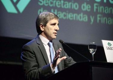Caputo anunció que en 2018 el Gobierno tomará “un poco menos de deuda”