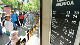 City caliente en la previa: el dólar oficial cerró a $65 y el blue, a $75