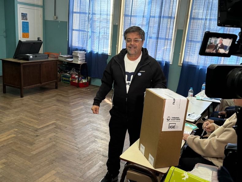 Vota Caruso Lombardi.