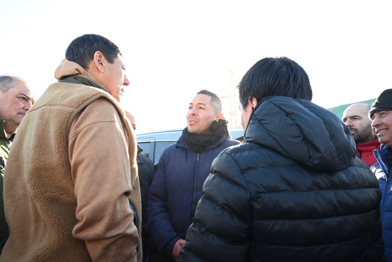 Leonel Monsalve, durante una manifestación de trabajadores petroleros, junto al sindicalista Marcelo Rucci: el Ministerio lo hacía quedar como si respaldara el protocolo antipiquetes.