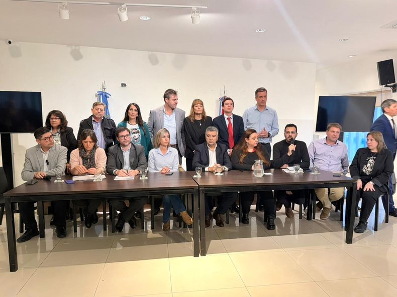 La oposición convocó a una conferencia de prensa y habló de 