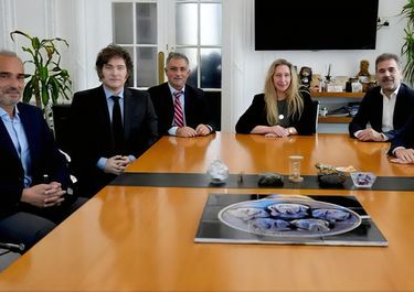 Javier Milei y Karina Milei recibieron a Diego Santilli y a Cristian Ritondo en la Casa Rosada.