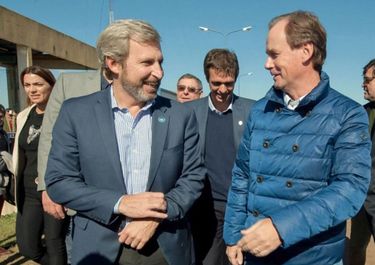 Cruel en el cartel: la Nación escracha opositores por la firma de obras