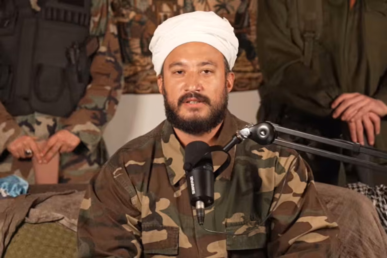 El animador Tomás Rebord, caracterizado como un guerrillero (captura de Youtube).