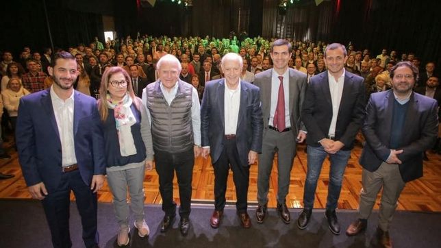 con el objetivo antipolarizacion, lavagna junto a toda su dirigencia