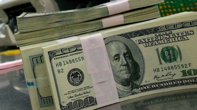 el dolar subio 61 centavos y, tras una jornada de sube y baja, cerro a $22,94