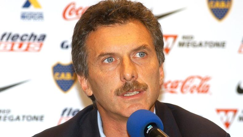 Mauricio Macri, con bigote de presidente de Boca.