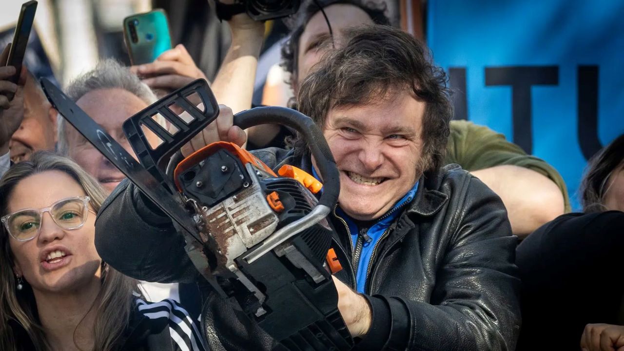 Encuesta: la mayoría quiere profundizar la motosierra de Javier Milei. 