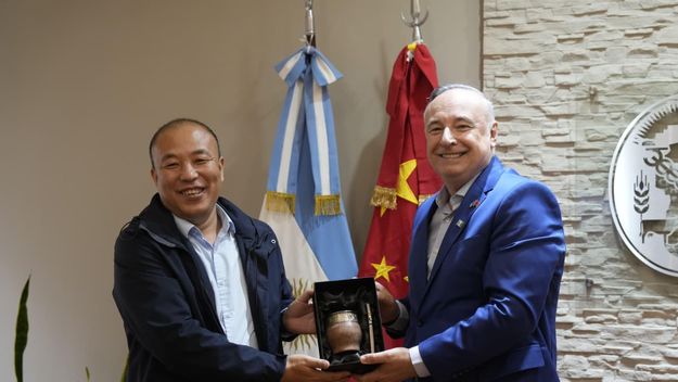 Eduardo Accastello, intendente de Villa María, junto al referente de Fufeng Group