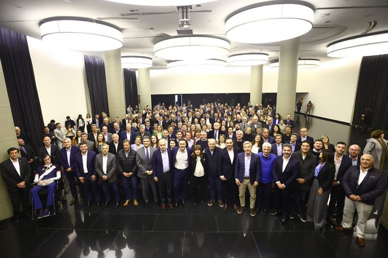 Patricia Bullrich logró una foto de unidad con 300 figuras de JxC.