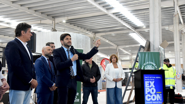 El gobernador Maximiliano Pullaro en un acto reciente, en la ciudad de Funes. A su derecha, el intendente Roly Santacroce.
