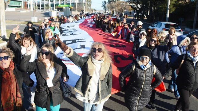 Las mujeres de la UCR marcaron la cancha: piquete a los patriarcas boinablanca y puerta cerrada a LLA