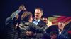 Javier Milei se abraza con Manuel Adorni en el cierre de campaña porteño.
