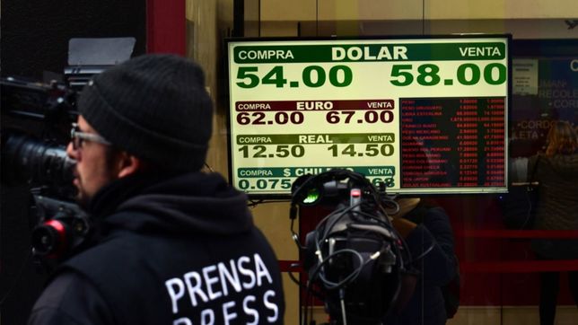 el dolar recorto su fuerte suba inicial y se vende a $58 en el nacion