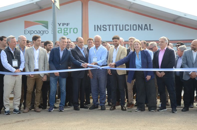El expresidente Mauricio Macri, uno más en el corte de cintas de Expoagro 2025.