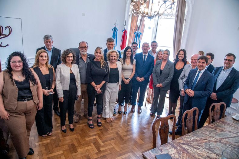 Javkin junto a concejales, funcionarios de su gobierno y, ¿aliados en puerta?