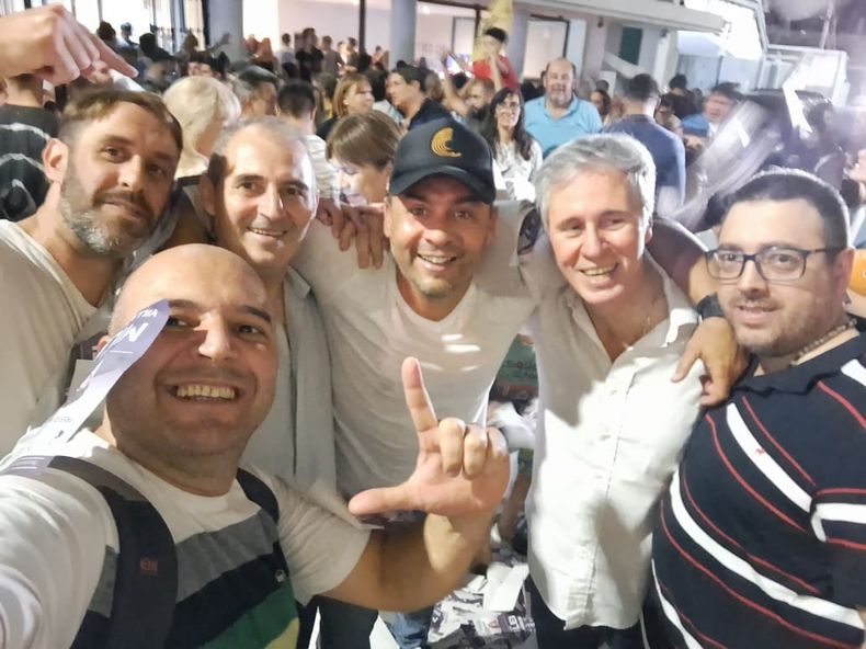 Darío Baéz (concejal electo de Paraná), Andrés Laumann (fue candidato a intendente de Paraná) y Sebastián Etchevehere festejaron&nbsp;la victoria de Javier Milei.