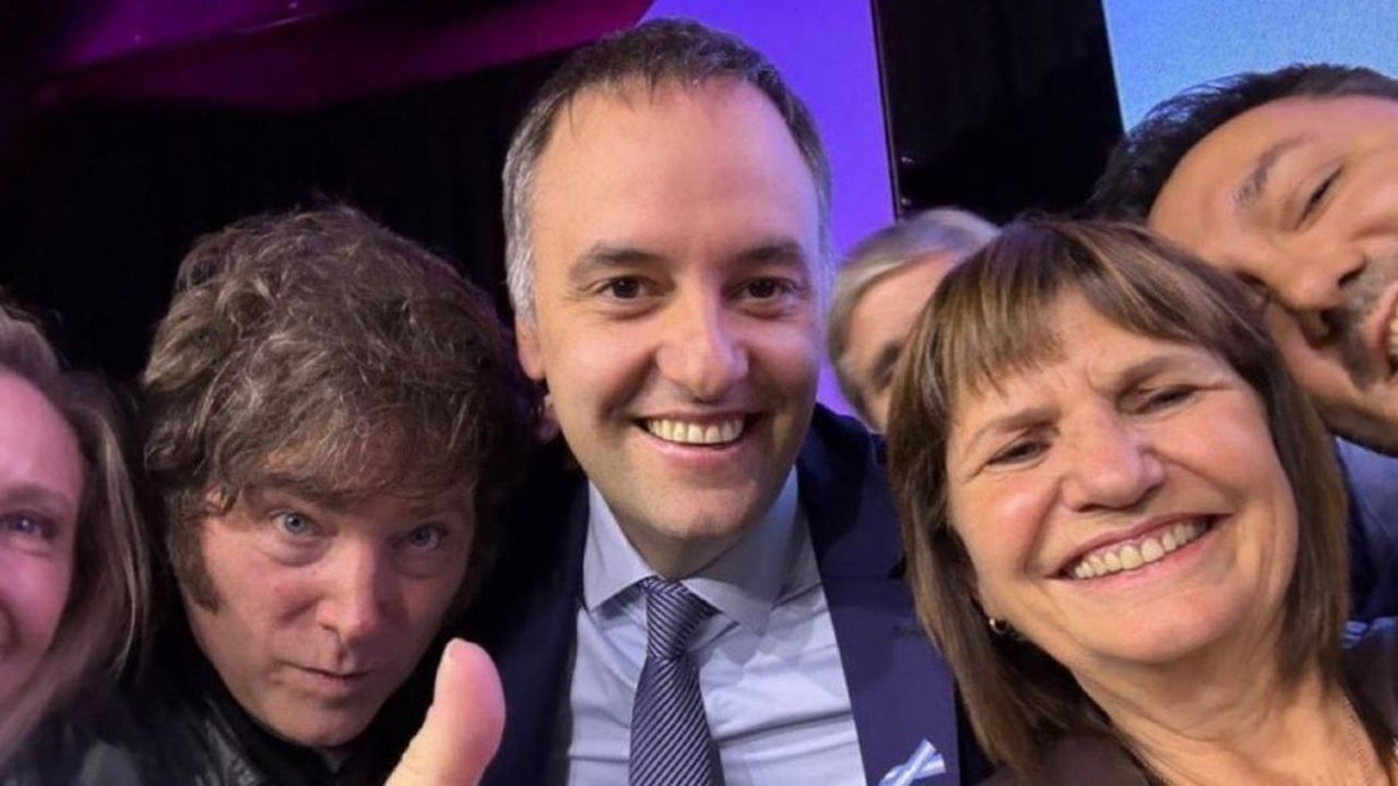 Karina Milei, Javier Milei, Manuel Adorni, Patricia Bullrich, Luis Petri y Toto Caputo. Una familia muy normal.