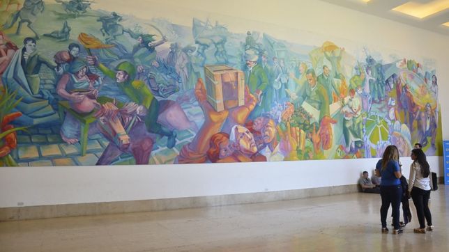 la puntualidad de gray, un mural con evita y cfk pero sin mujeres en la mesa