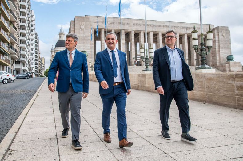 Javkin en su llegada al Concejo. Lo secundan su jefe de Gabinete, Rogelio Biazzi, y el secretario de Gobierno, Sebastián Chale.