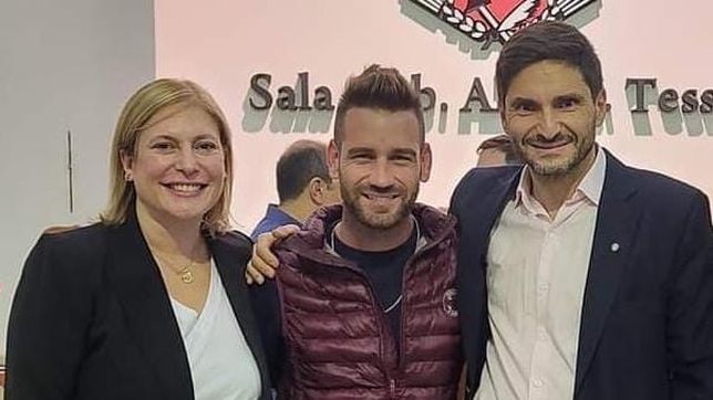 Maximiliano Pullaro y Gisela Scaglia con Oscar Dolzani, el único senador que ganó en Santa Fe.