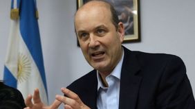 Reapareció Sturzenegger y prometió dólar controlado y freno a la inflación