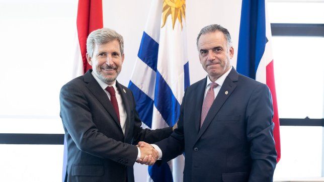 El gobernador de Entre Ríos, Rogelio Frigerio, y el presidente de Uruguay, Yamandú Orsi, durante un encuentro en en el vecino país.