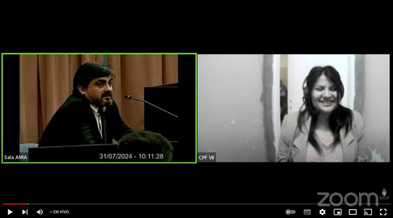 Diego Bermúdez declara por el ataque a CFK mientras Brenda Uliarte rie y realiza movimientos rítmicos con su cabeza.