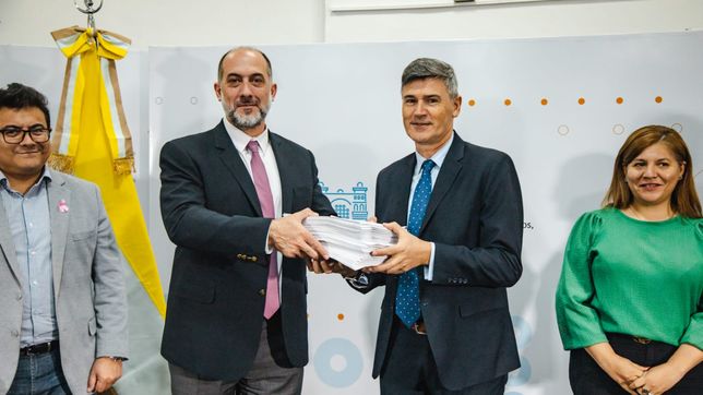 Guillermo Acosta, secretario de Finanzas de la Municipalidad de Córdoba, entrega el proyecto de Presupuesto a Daniel Passerini.