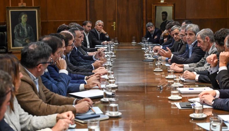 Toto Caputo negocia con las generadoras eléctricas
