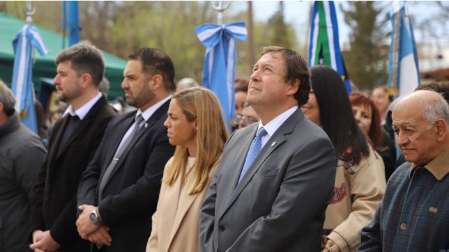 El gobernador de Río Negro, Alberto Weretilneck junto a la intendenta de Roca, María Emilia Soria, en el acto por el aniversario de la localidad.&nbsp;