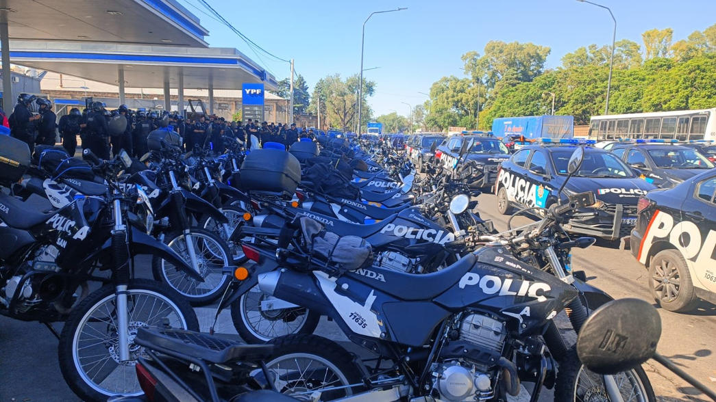Así amaneció la puerta de la Jefatura Policial de Rosario, tras las protestas de la noche del lunes. (Foto: @maxiklan)