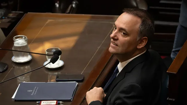 Manuel Adorni se lleva puesto a Javier Milei. ¿O lo cubre?