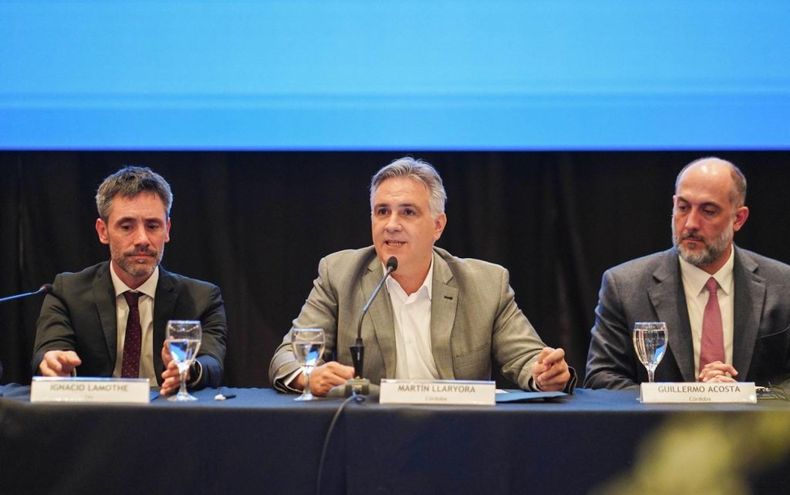 Martín Llaryora junto Guillermo Acosta, ministro de Economía y Gestión Pública, en la Jornada Federal de Políticas Productivas para el Desarrollo.