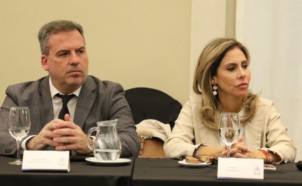 Marcos Peyrano junto a Romina Diez en un acto de La Libertad Avanza en Santa Fe.
