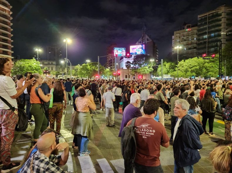 La marcha se desarrollaba pacíficamente hasta que llegó la orden del fiscal De Aragón. La policía dijo que había mil personas, había más.&nbsp;