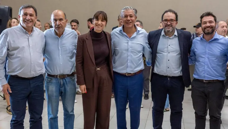 La cúpula del PRO de Neuquén, incluyendo al diputado Bermúdez y a la presidenta Estéves, junto al gobernador Rolando Figueroa.