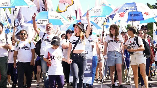 Gabriela Estévez encabezando una marcha junto a La Cámpora.&nbsp;