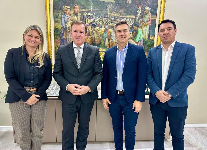 Leandro Zdero recibió a eduardo Serenellini junto a sus asesores más cercanos.