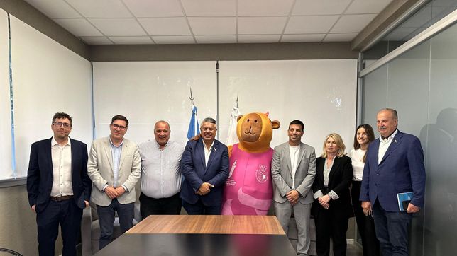 Chiqui Tapia recibió a la delegación de Santa Fe para firmar un convenio.