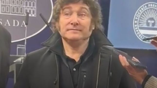 milei aparecio de sorpresa en la conferencia de adorni: posse ya es historia
