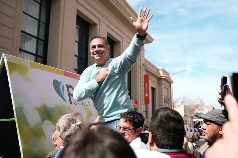 Mauricio Davico cuando celebraba la habilitación judicial para competir por la candidatura a intendente en Gualeguaychú.