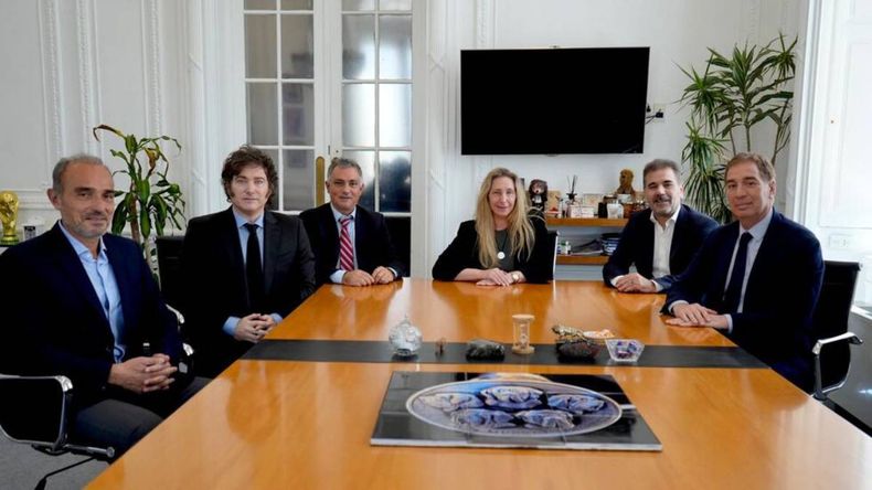 Javier Milei, junto a las cúpulas de LLA y el PRO.