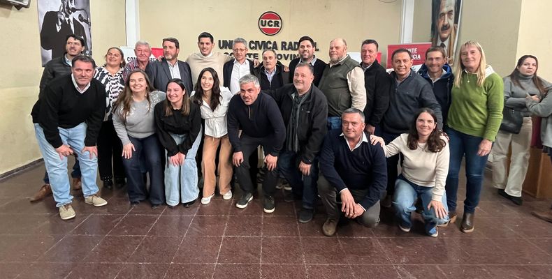 La foto-espaldarazo que este jueves consigui&oacute; Federico Guidugli en la UCR de La Pampa, junto a intendencias, legisladores y Mart&iacute;n Berhongaray.