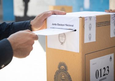 Llamen a cualquiera, la consigna que manda en la era de la indiferencia